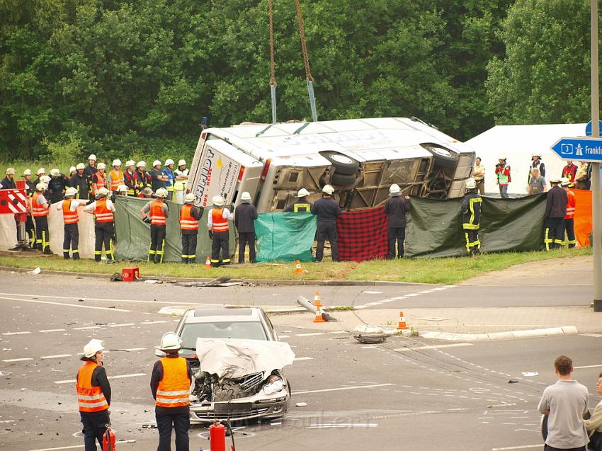 Schwerer Unfall mit Reisebus Lohmar Donrather Dreieck P452.JPG